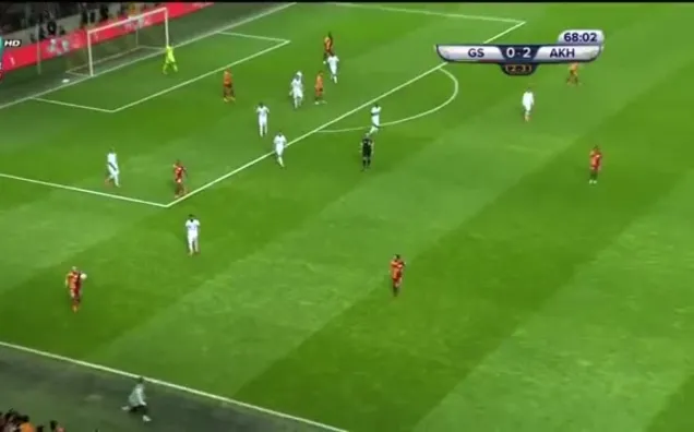 Gomis boş kaleye kaçırdı