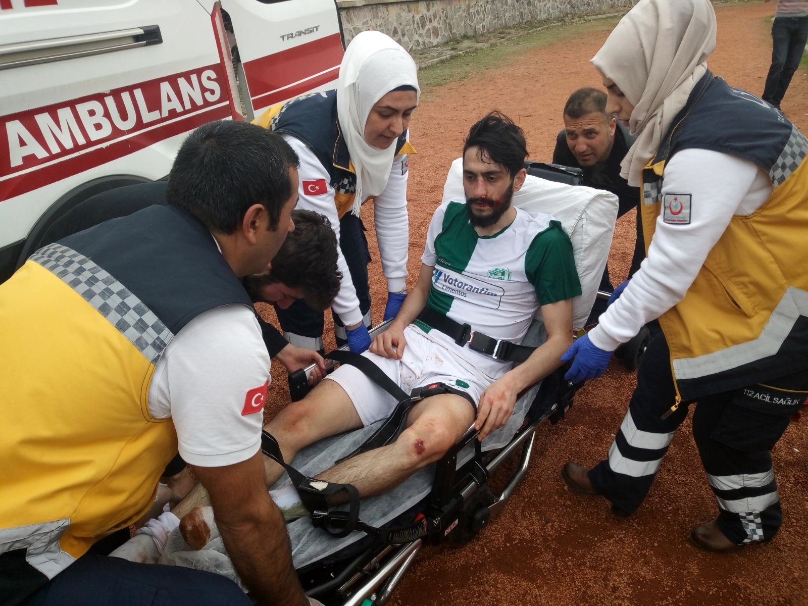 Futbolcular tekme tokat kavga etti!