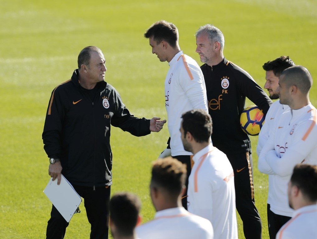 Tüyolar Muslera’dan