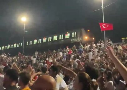 Milli maçı izlemek için duran Marmaray gündem oldu!