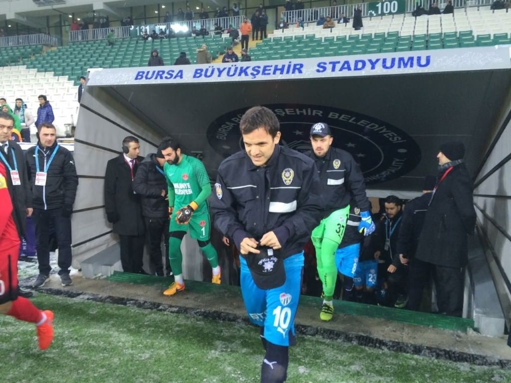 Bursaspor sahaya çevik kuvvet montlarıyla çıktı