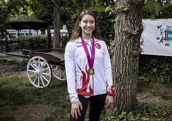 Dünya şampiyonu madalyasını Türk kadınlarına armağan etti
