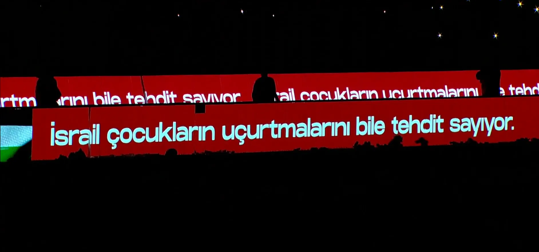 Konyaspor-Filistin maçında anlamlı an: Oyun durdu