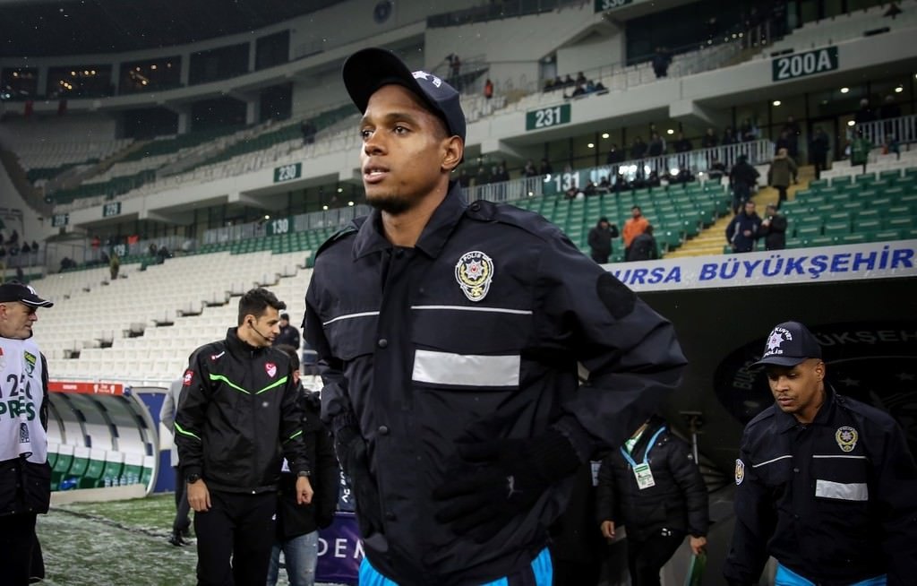 Bursaspor sahaya çevik kuvvet montlarıyla çıktı