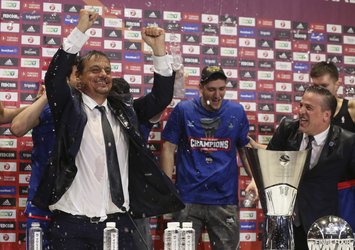Oyunculardan Ergin Ataman'a sulu baskın!