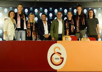 Galatasaray Kadın Voleybol Takımı'ndan 4 imza