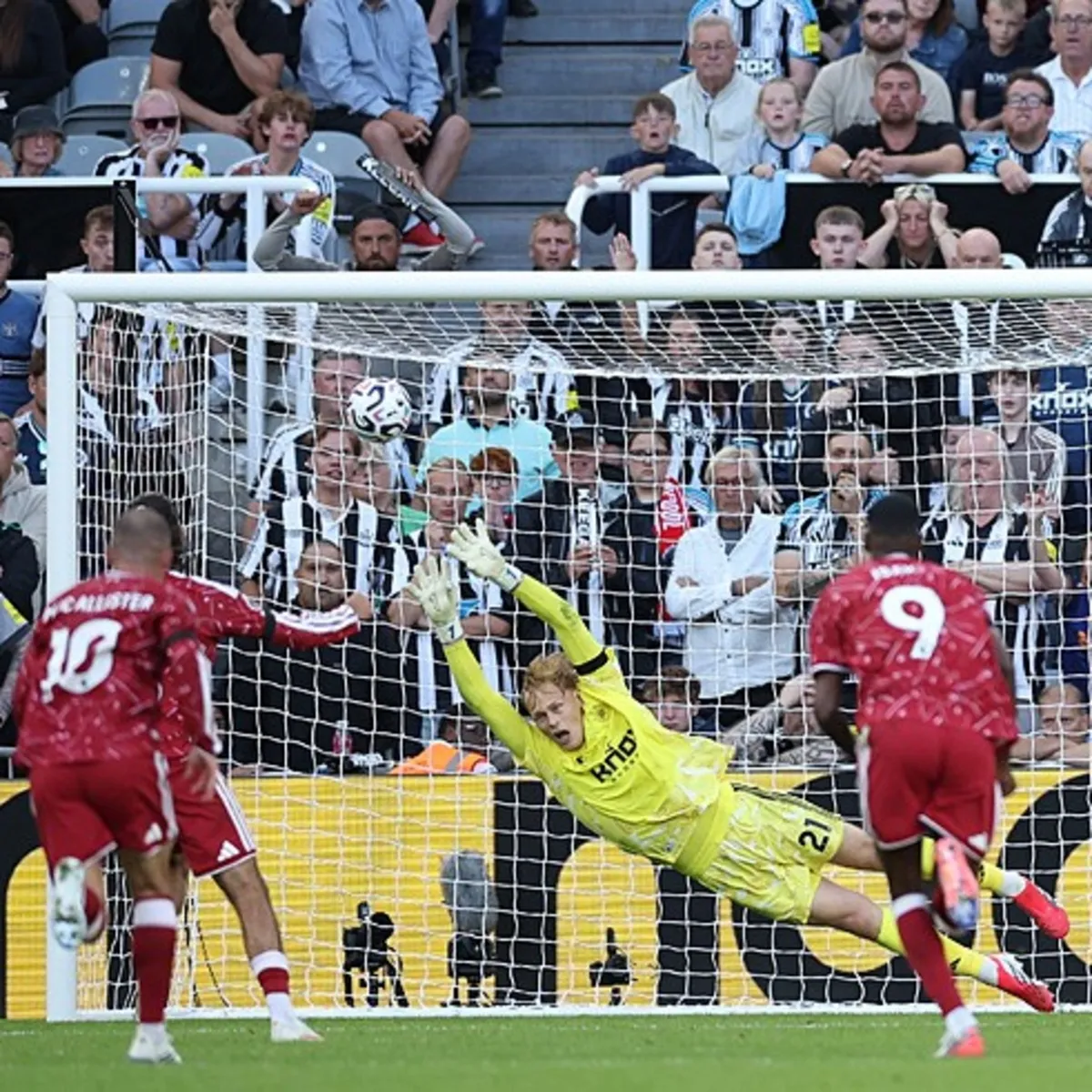 Liverpool Newcastle karşısında 1 puanı 90+9'da kurtardı!
