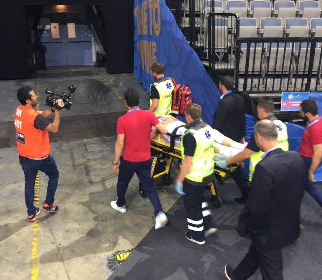 Milli oyuncu hastaneye kaldırıldı