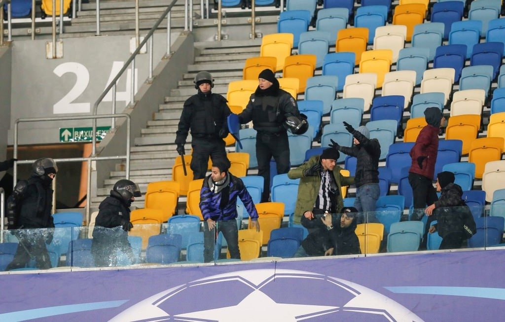 Dinamo Kiev taraftarı Beşiktaş bayrağı yaktı