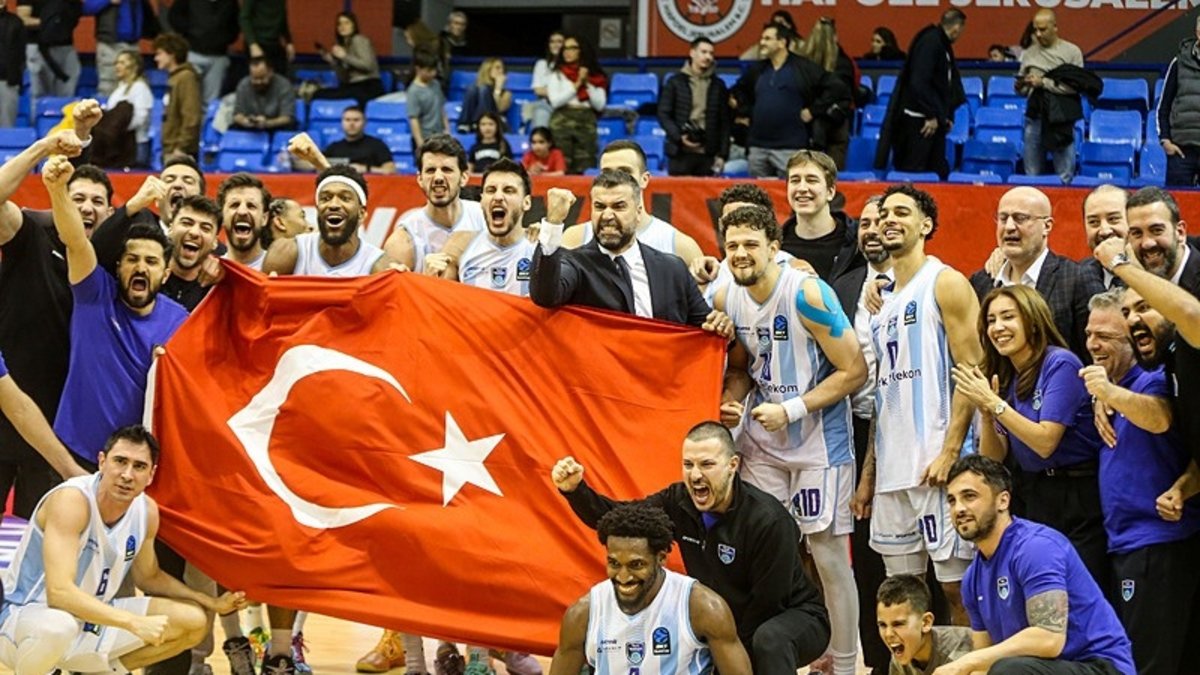 Türk Telekom dev zaferi Türk bayrağıyla kutladı! İşte o anlar