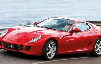 Ünlü oyuncu Burak Özçivit yeni Ferrari aldı!