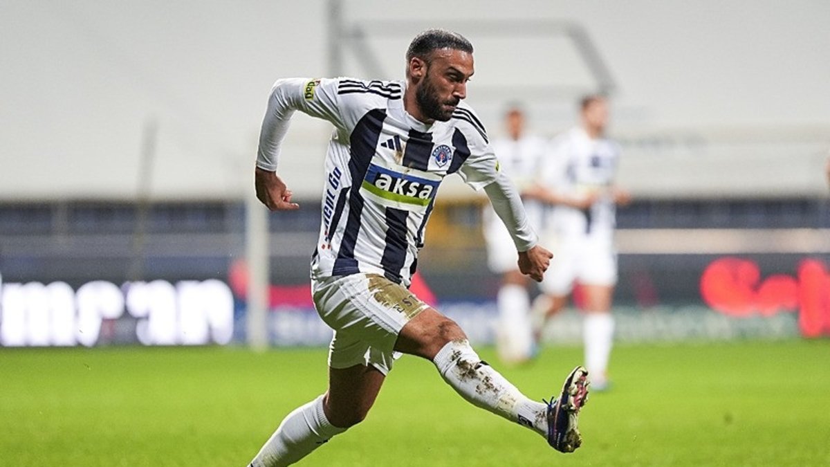 Kadıköy'de Cenk Tosun'a ıslıklı tepki!