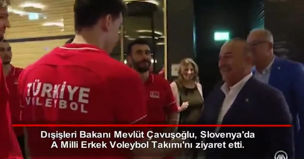 Bakan Çavuşoğlu Filenin Efeleri'ni ziyaret etti