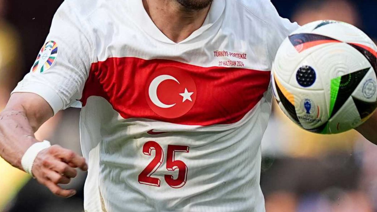 Galatasaray'dan bir bomba transfer daha! Milli yıldızla imzalar atılacak Galatasaray'dan bir bomba transfer daha! Milli yıldızla imzalar atılacak