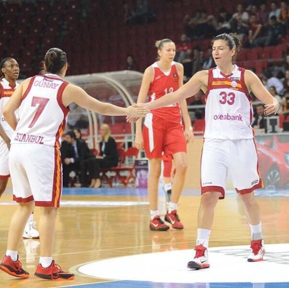 Adı Fenerbahçe ile anılan yıldız poker masasında yakalandı! Sosyal medya sallandı