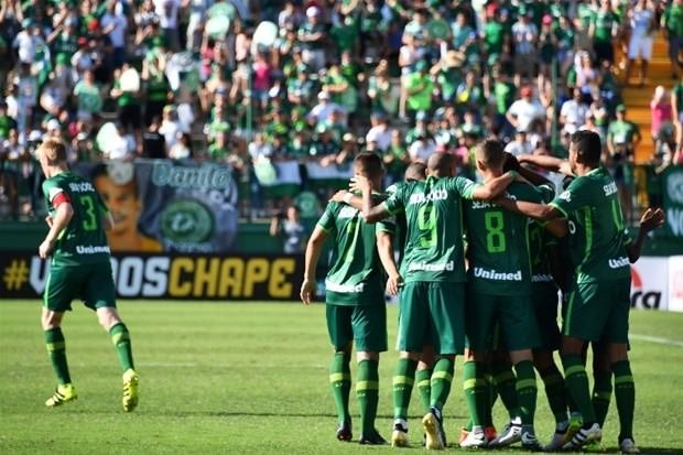 Chapecoense gözyaşlarıyla sahada