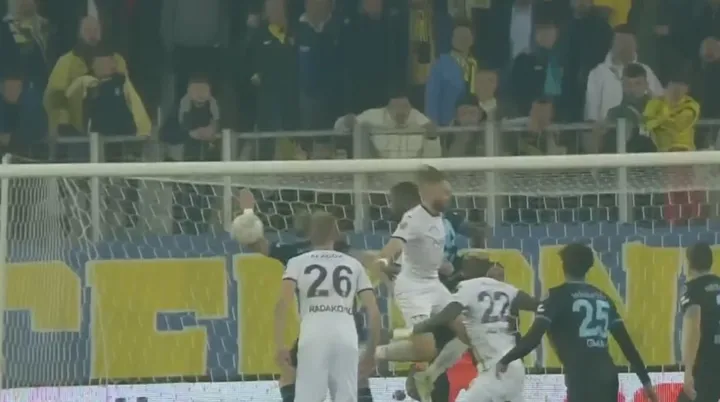 Ankaragücü - Trabzonspor maçında penaltı kararı çıktı! İşte o pozisyon - 3