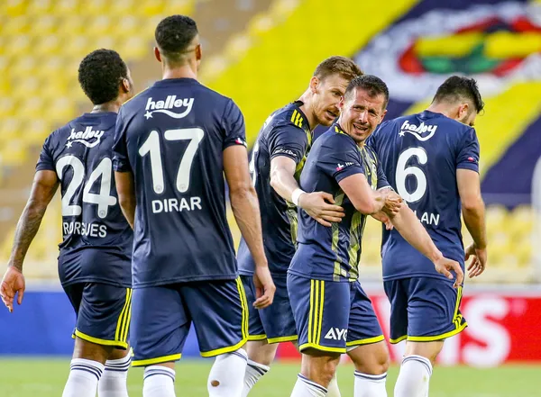 Maçın önüne geçti! Fenerbahçe'de galibiyet sonrası Emre Belözoğlu'nun gözyaşları... - 1