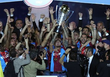 Şampiyon Trabzonspor kupasına kavuştu! İşte o görüntüler