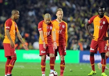 Aslan'da çifte şok! İki yıldız...