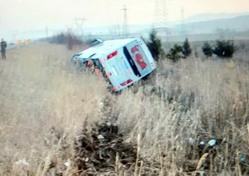 Sporcuları taşıyan midibüs devrildi!