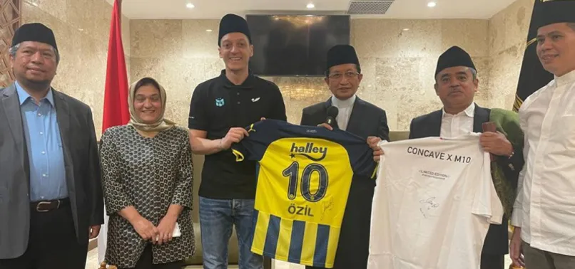Mesut Özil cuma namazını Cakarta'da kıldı