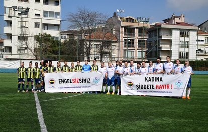 Kadın - Erkek yeşil sahaya