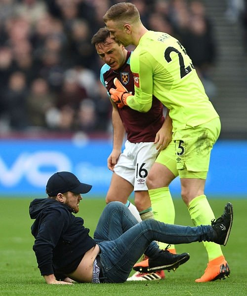 West Ham United-Burnley maçında saha karıştı!