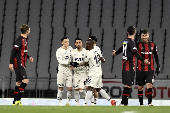 FENERBAHÇE HABERLERİ - Mesut Özil Fenerbahçe formasıyla kariyer rekoru kırdı! Süper Lig'de üst üste... - 1