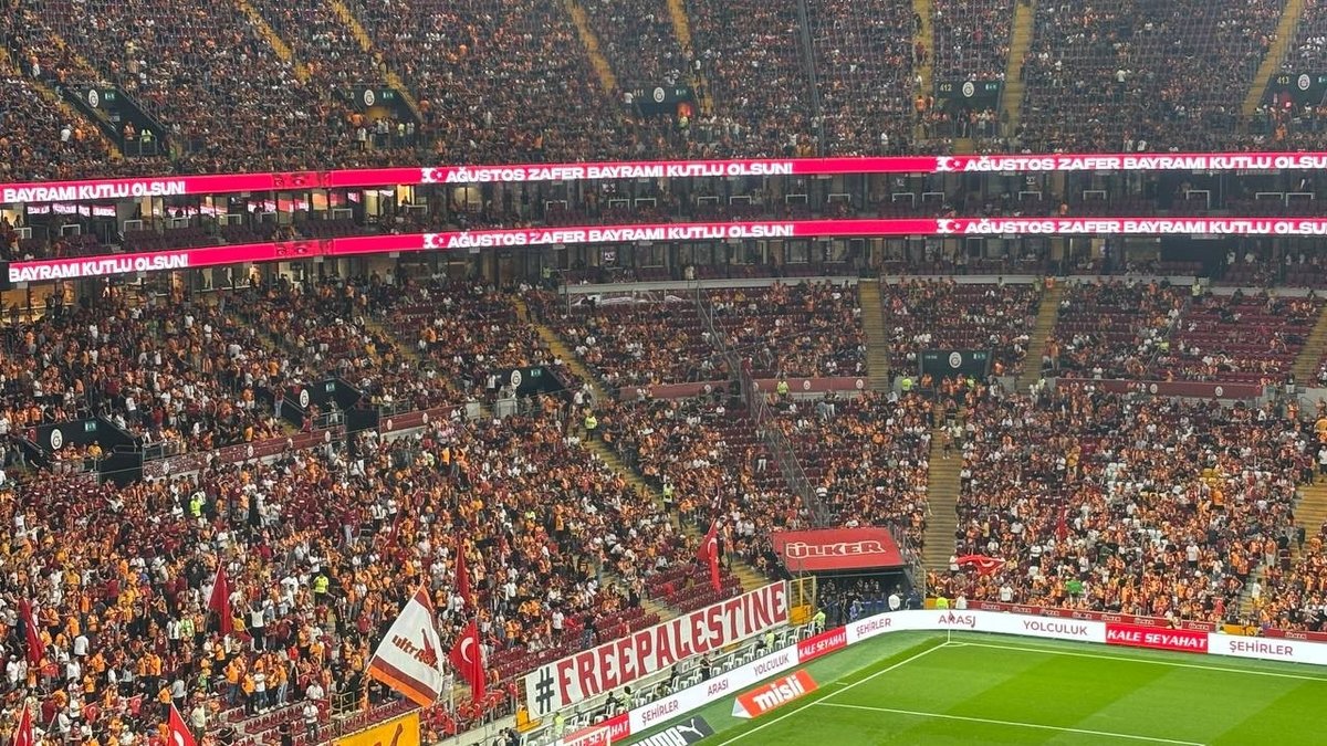 Galatasaray tribünlerinden Filistin’e destek! Galatasaray tribünlerinden Filistin’e destek!