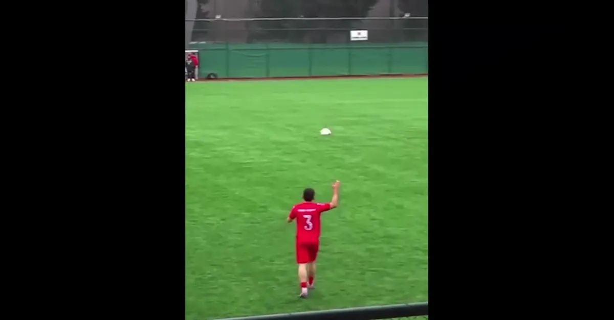 Maçta martıya top çarptı! Futbolcular kalp masajı yaptı