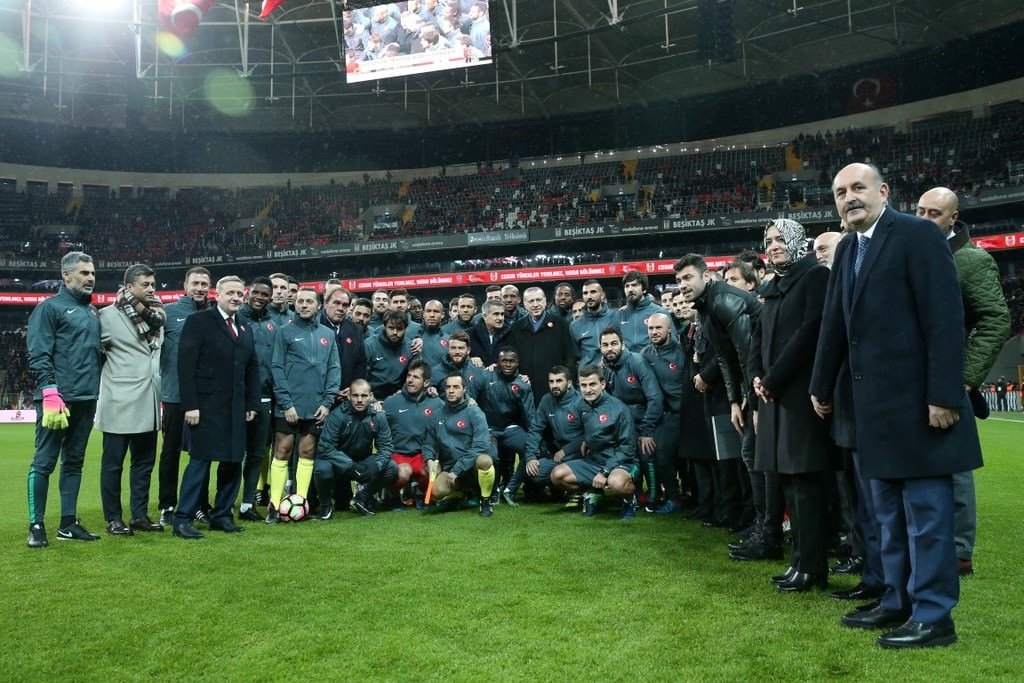 Yıldızlar teröre karşı sahaya indi