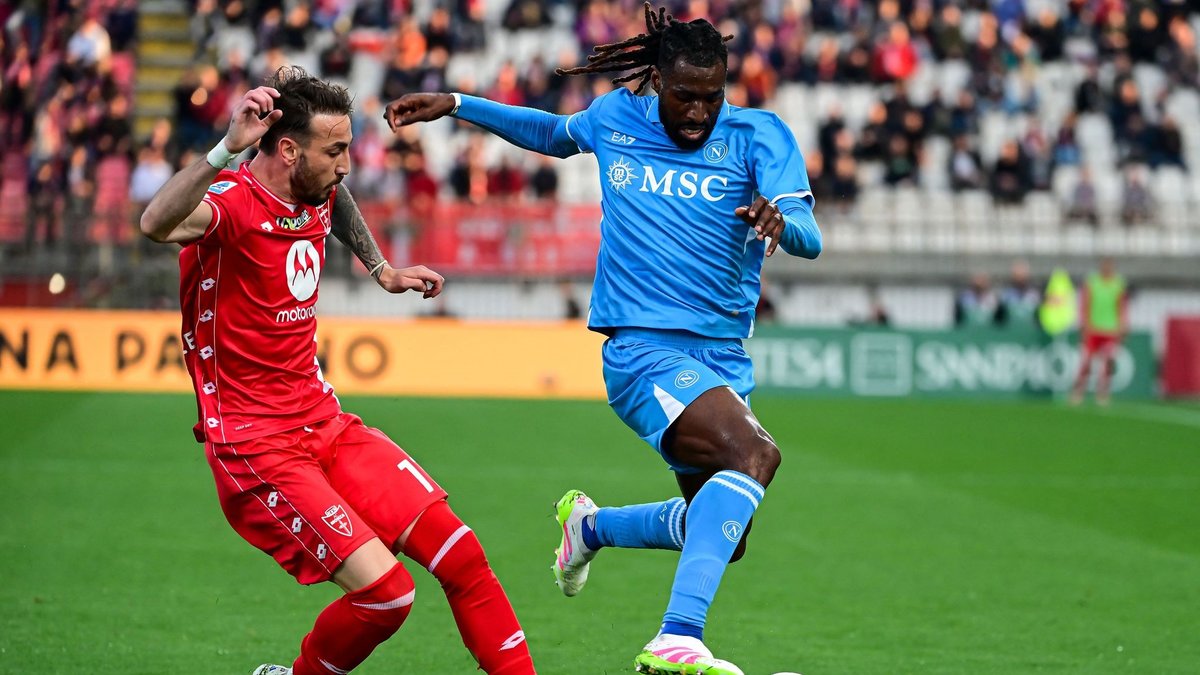 TRANSFER HABERİ: Fenerbahçe'den orta saha bombası! Mourinho o ismi çok beğendi TRANSFER HABERİ: Fenerbahçe'den orta saha bombası! Mourinho o ismi çok beğendi