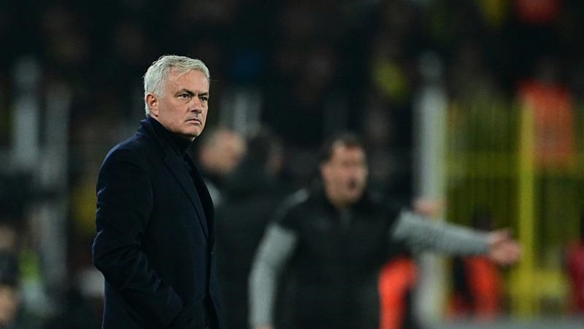 Derbide Fenerbahçe'nin kalesini kim koruyacak? Jose Mourinho kararını verdi! Derbide Fenerbahçe'nin kalesini kim koruyacak? Jose Mourinho kararını verdi!