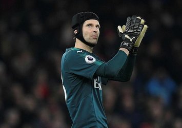 Petr Cech "kaskını çıkarıyor"