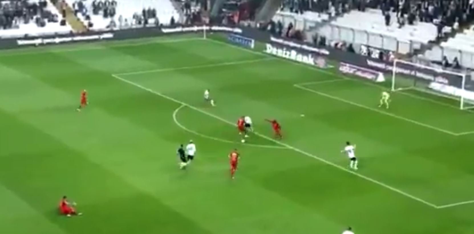 Hakem Barış Şimşek, Talisca’ya çarptı! İşte o anlar