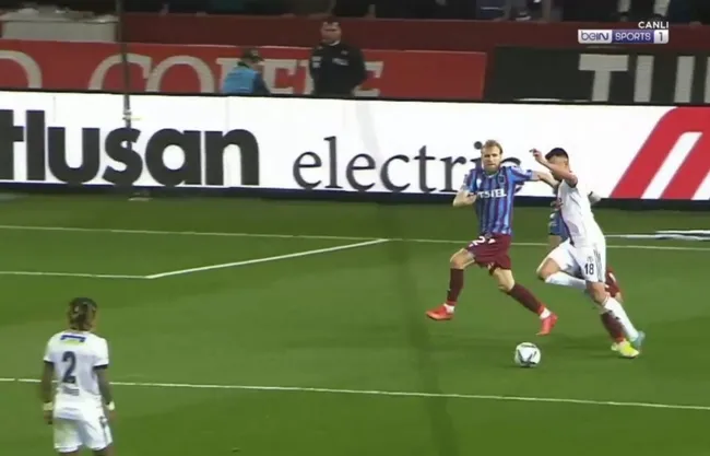 Trabzonspor karşısında Beşiktaş penaltı kazandı! İşte Rachid Ghezzal'ın yerde kaldığı o pozisyon... - 1