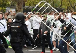 Legia Varşova taraftarları olay çıkardı