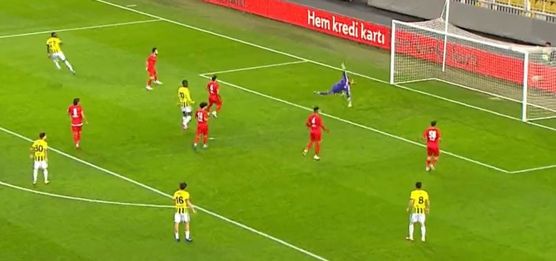 Mame Thiam Fenerbahçe - Sivas Belediyespor maçında direği geçemedi