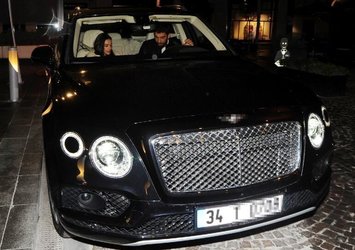 Arda Turan arabasını garsona verdi!
