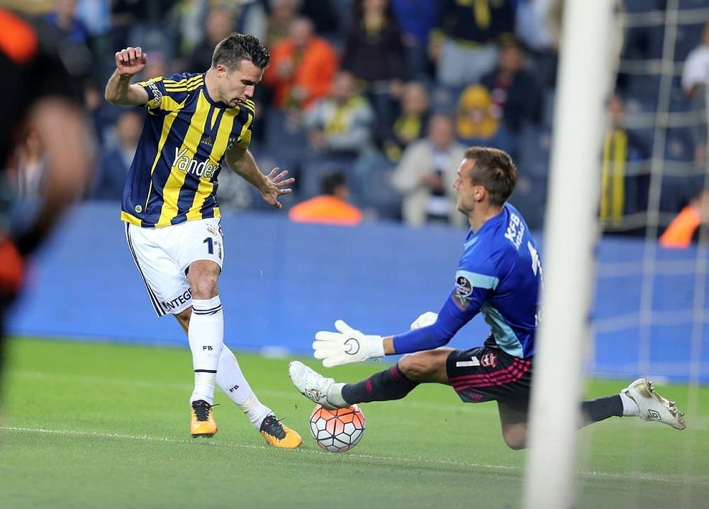 Robin van Persie’nin takibi ortalığı karıştırdı!