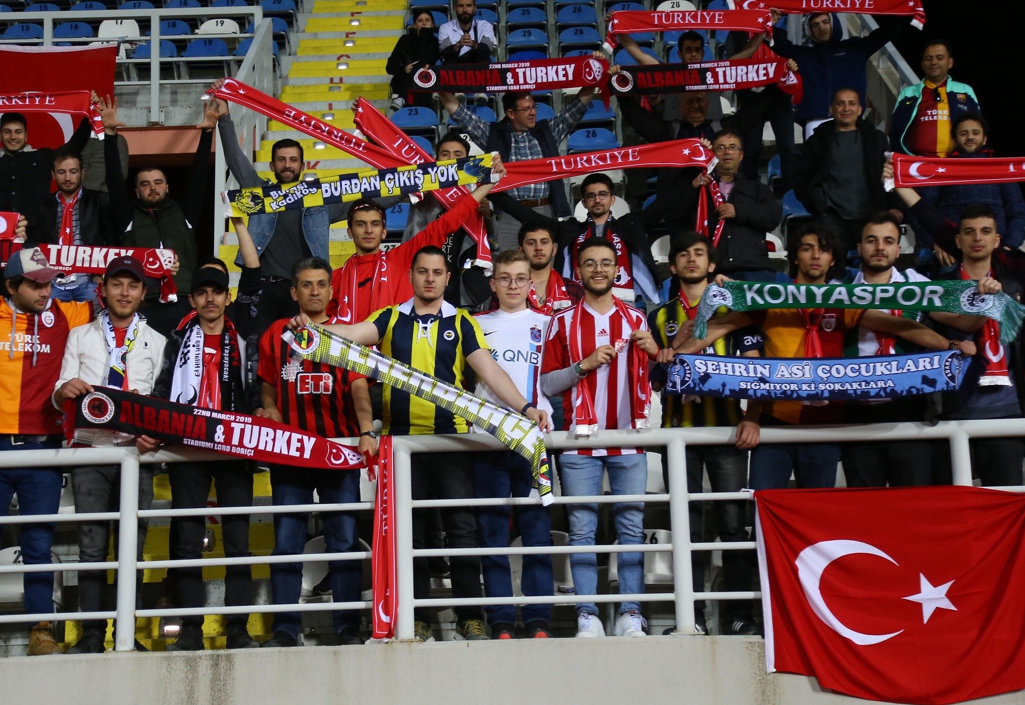 Arnavutluk - Türkiye maçında dikkat çeken kare! Görenleri büyüledi...