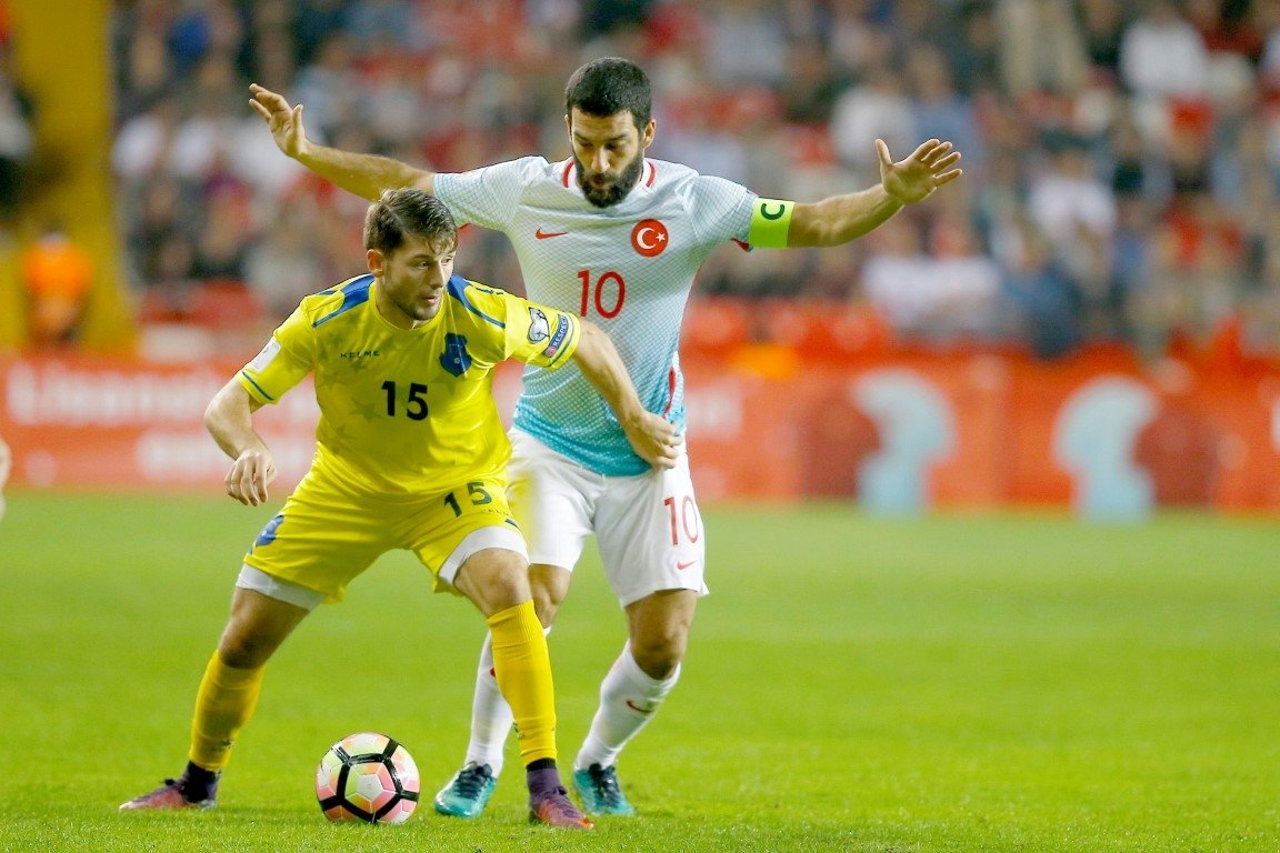 Arda Turan, uçakta gazeteciyle kavga etti