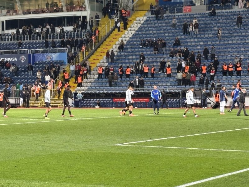 besiktas-taraftarindan-sergen-yalcin-tepkisi-1761506157155.jpg