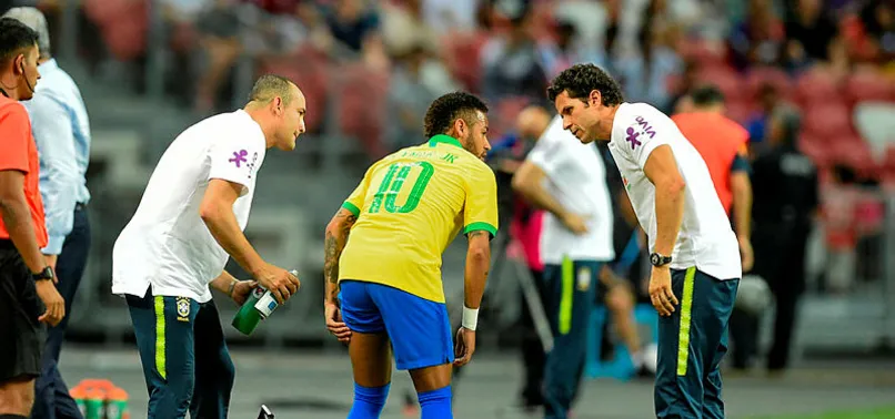 Neymar bir ay futbol oynayamayacak