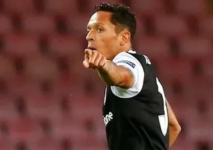 Adriano'dan tarihi gol
