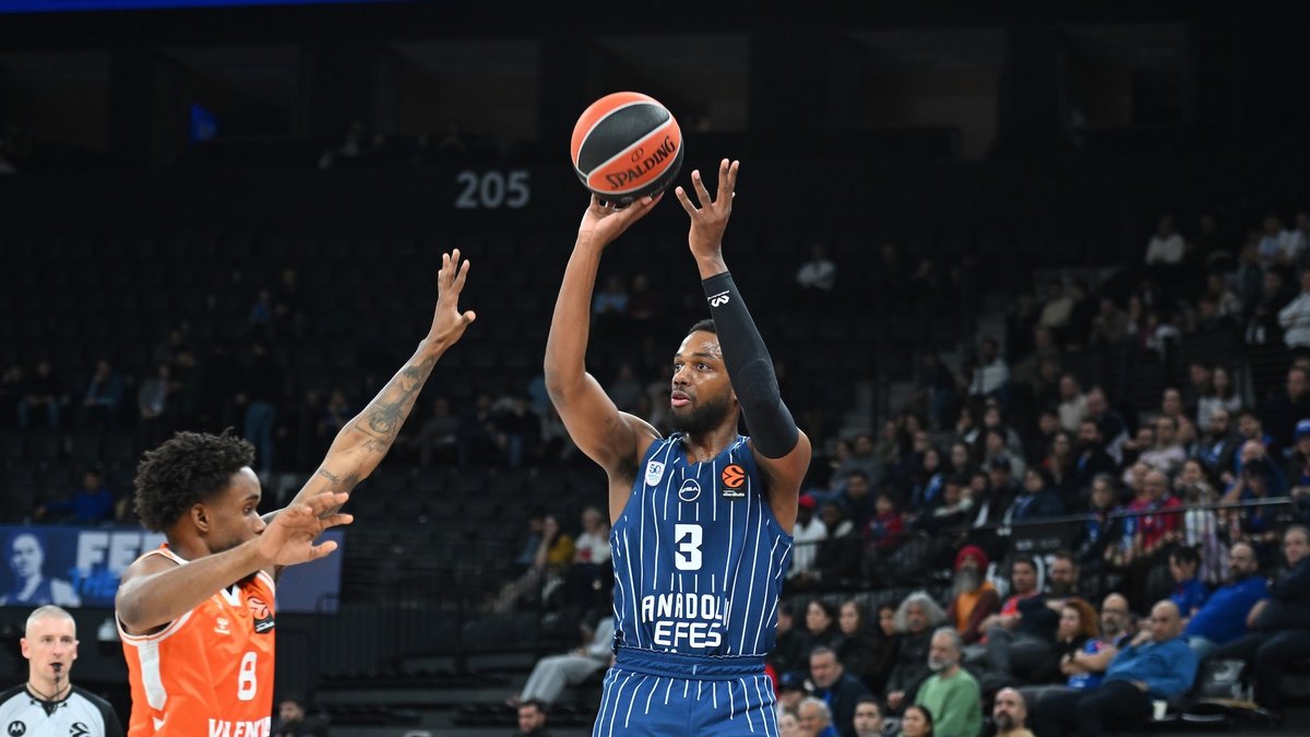 Anadolu Efes evinde Valencia'yı farklı mağlup etti!