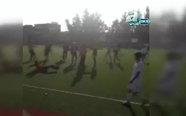 Futbolcu hakeme uçan tekme attı