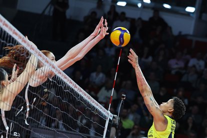 VakıfBank final serisine galibiyetle başladı!