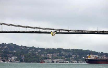 Fenerbahçe Opet’in şampiyonluk bayrağı 3 köprüye asıldı